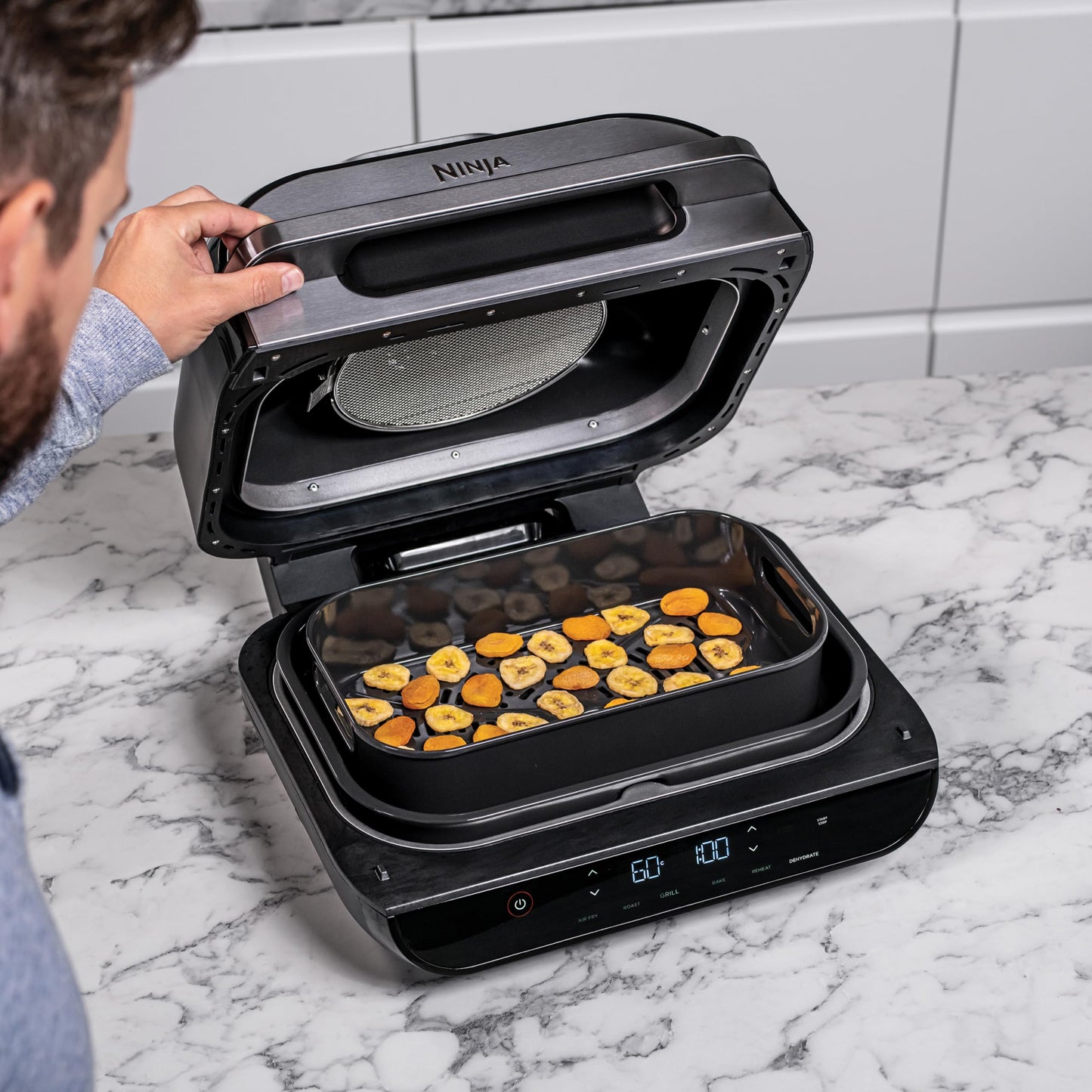 Ninja Foodi MAX Grill & Air Fryer avec Sonde de Cuisson Numérique, 5,7L, 6 Fonctions de Cuisson, Air Fry, Grille, Cuit, Rotis et bien plus, Pièces Lavables au Lave-vaisselle 2460W, Gris/Argent AG551EU