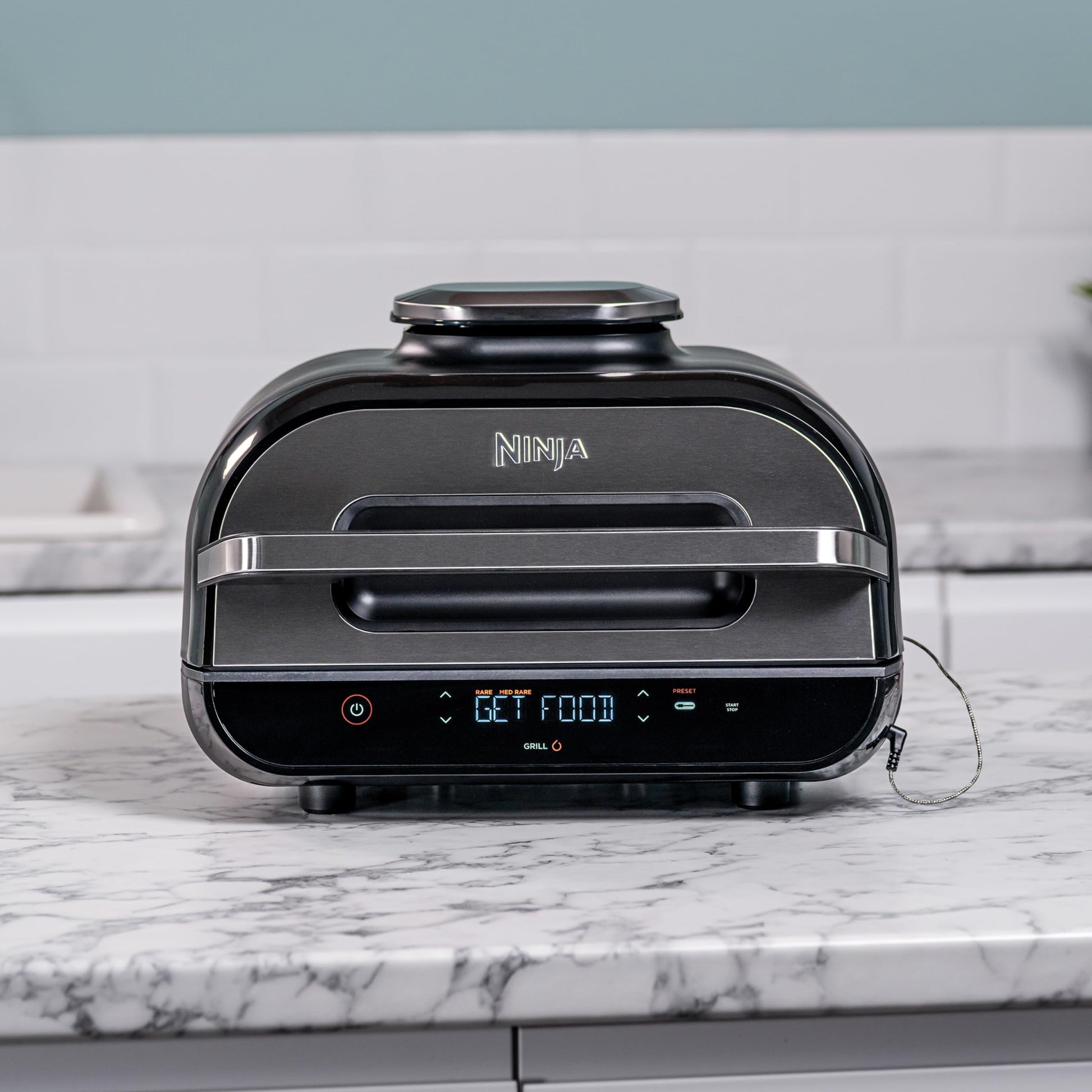 Ninja Foodi MAX Grill & Air Fryer avec Sonde de Cuisson Numérique, 5,7L, 6 Fonctions de Cuisson, Air Fry, Grille, Cuit, Rotis et bien plus, Pièces Lavables au Lave-vaisselle 2460W, Gris/Argent AG551EU